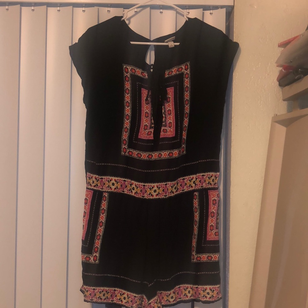 It’s a nice black , with a nice colorful pattern.